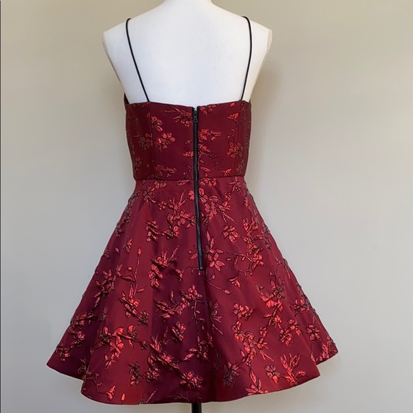 Alice + Olivia pleated floral-jacquard dress - Picture 4 of 7